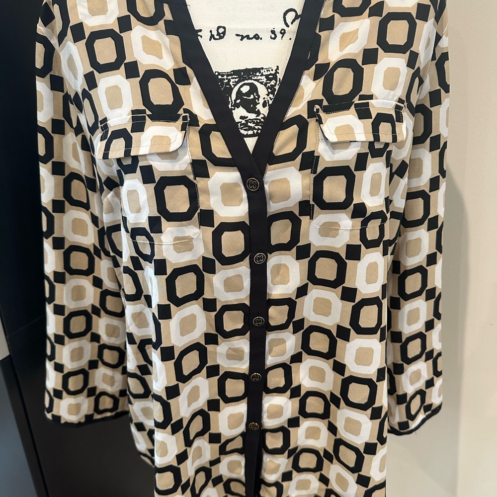 🩵New York & Company Black and Cream Patterned Button-Down Shirt - Picture 3 of 9